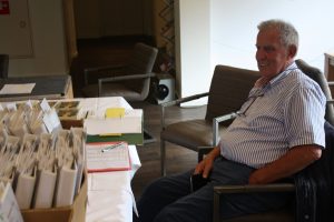 Jan Renes geeft de mappen uit