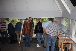 Discussie bij de kooien